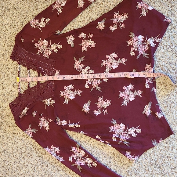 36. HP! Daytrip by Buckle floral blouse, back crochet inset, handkerchief hem - Picture 13 of 16